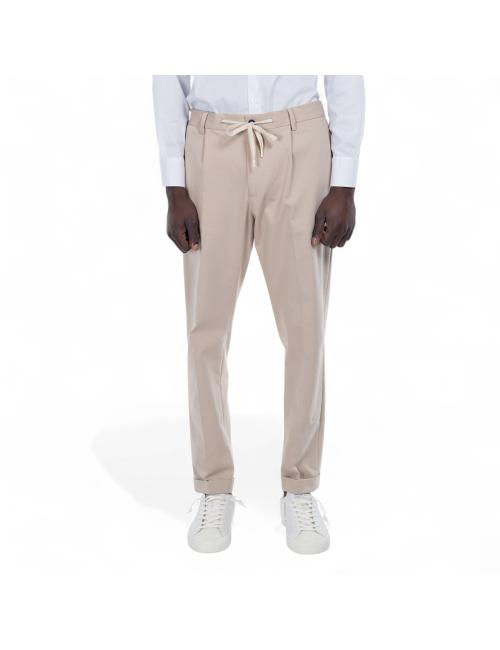 Outfit pantaloni beige con...