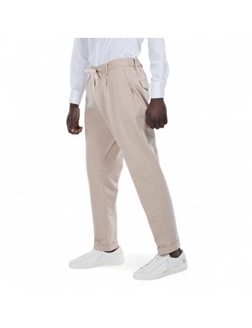 Outfit pantaloni beige con...
