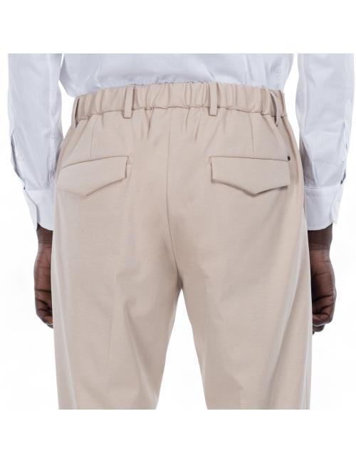 Outfit pantaloni beige con...