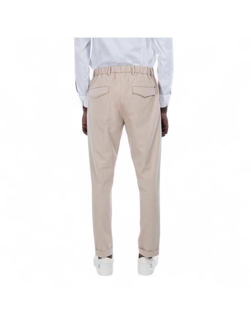 Outfit pantaloni beige con...