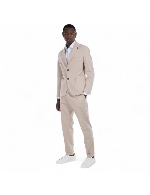 Outfit pantaloni beige con...