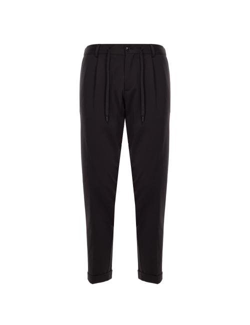 Outfit pantaloni neri con...
