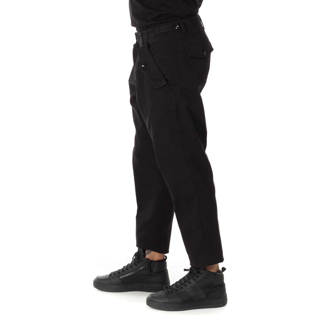 Outfit pantalone chino nero